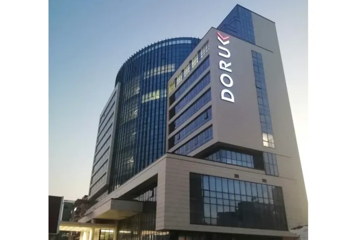 This visual captures Doruk Nilüfer Hospital's modern design and welcoming atmosphere, emphasizing its expertise in orthopaedics, cardiology, and patient-focused care.